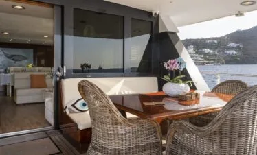 Akhir 27 yacht in Paros, aft deck dining area.