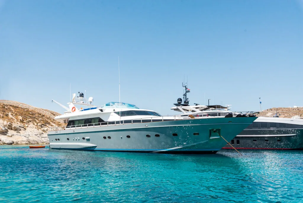 Private yacht cruise in Paros on Cantieri di Pisa Akhir 27, exterior view.