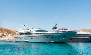 Private yacht cruise in Paros on Cantieri di Pisa Akhir 27, exterior view.