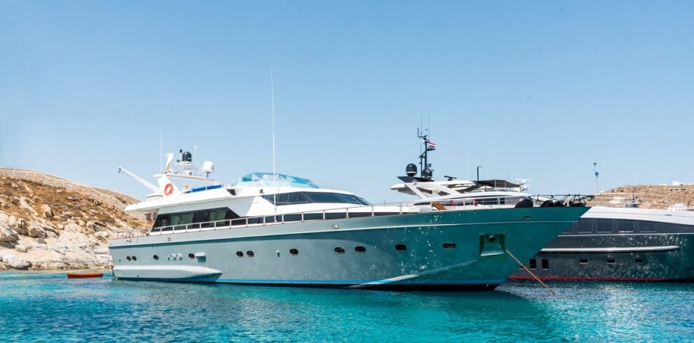 Private yacht cruise in Paros on Cantieri di Pisa Akhir 27, exterior view.