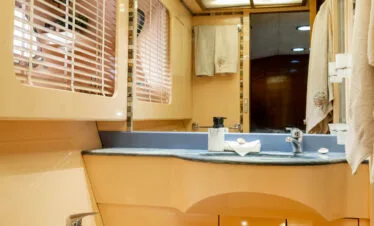 Akhir 27 yacht interior, master bathroom.