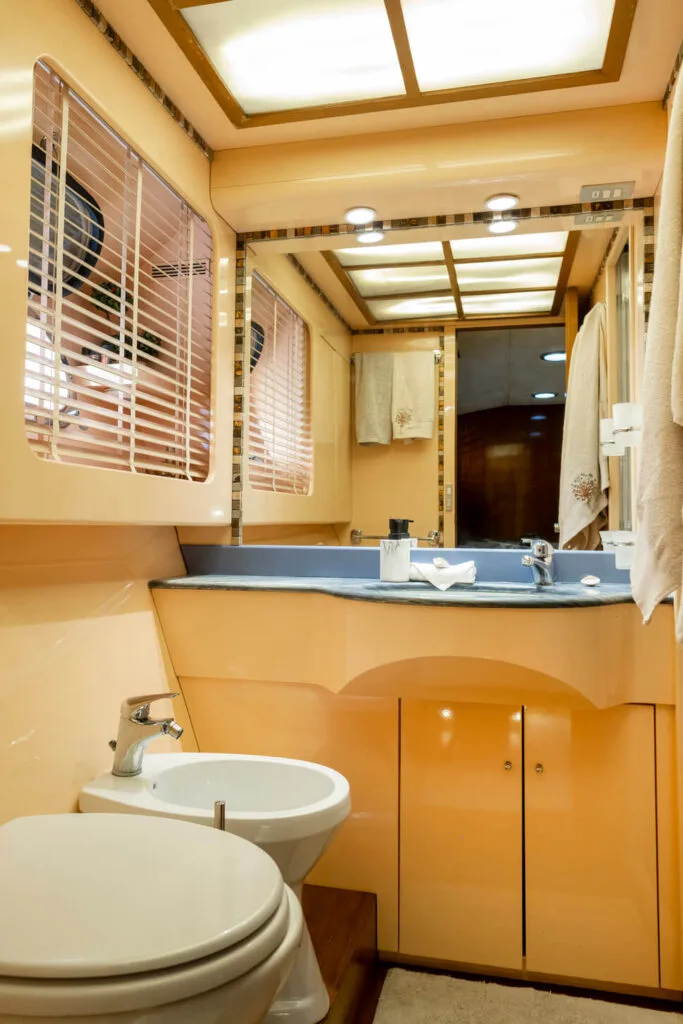 Akhir 27 yacht interior, master bathroom.