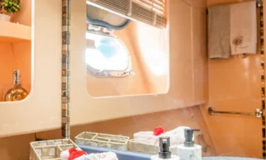 Akhir 27 yacht interior, master bathroom sink