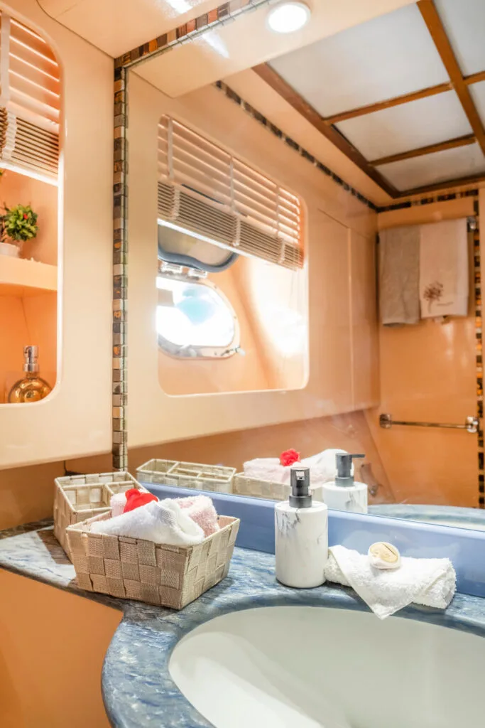 Akhir 27 yacht interior, master bathroom sink