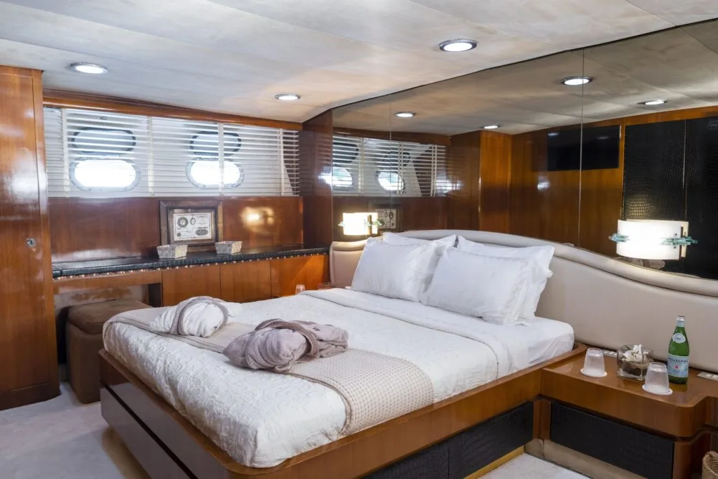 Akhir 27 yacht interior, master cabin.
