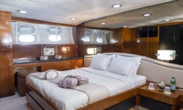 Akhir 27 yacht interior, master cabin.
