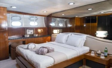 Akhir 27 yacht interior, master cabin.