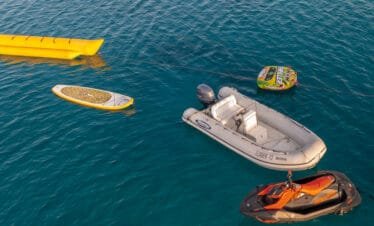 Private yacht cruise in Paros, Akhir 27 specs and water toys overview.