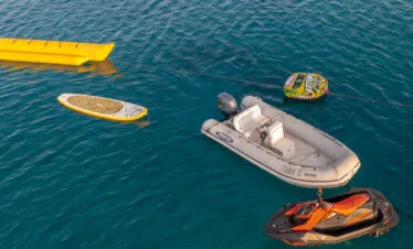 Private yacht cruise in Paros, Akhir 27 specs and water toys overview.