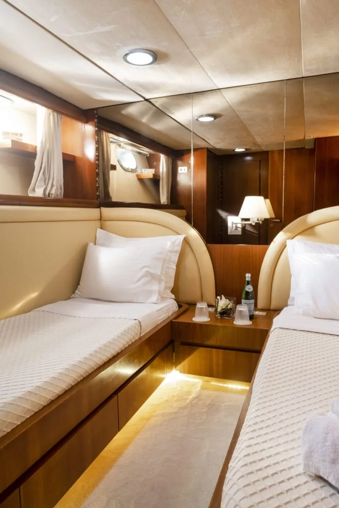 Akhir 27 yacht interior, twin guest cabin.